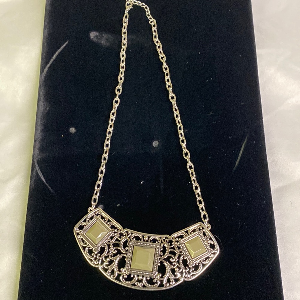 Silver tone and stone necklace 3/10$